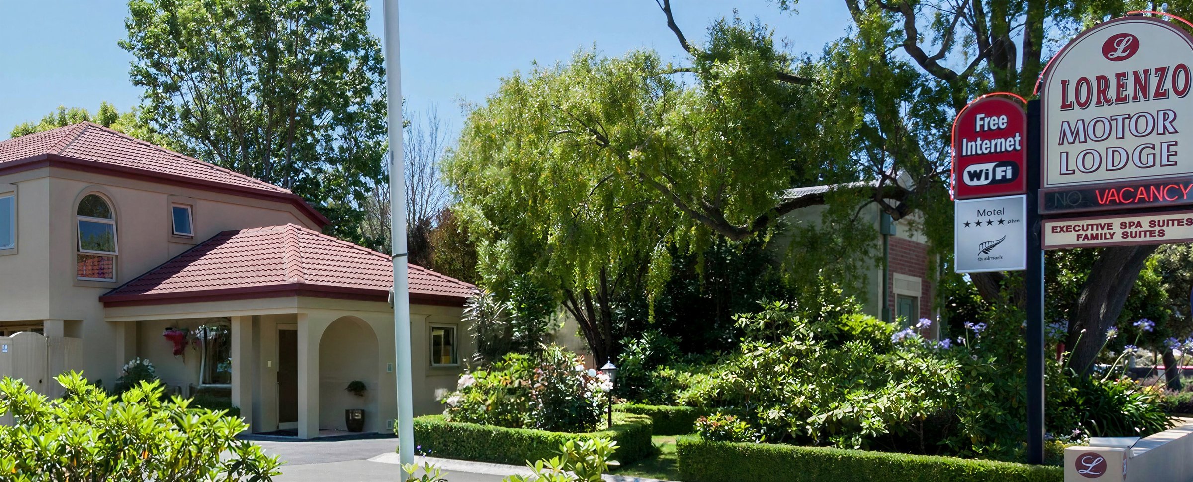 Lorenzo Motor Lodge front entrance, gardens and Riccarton Road signage