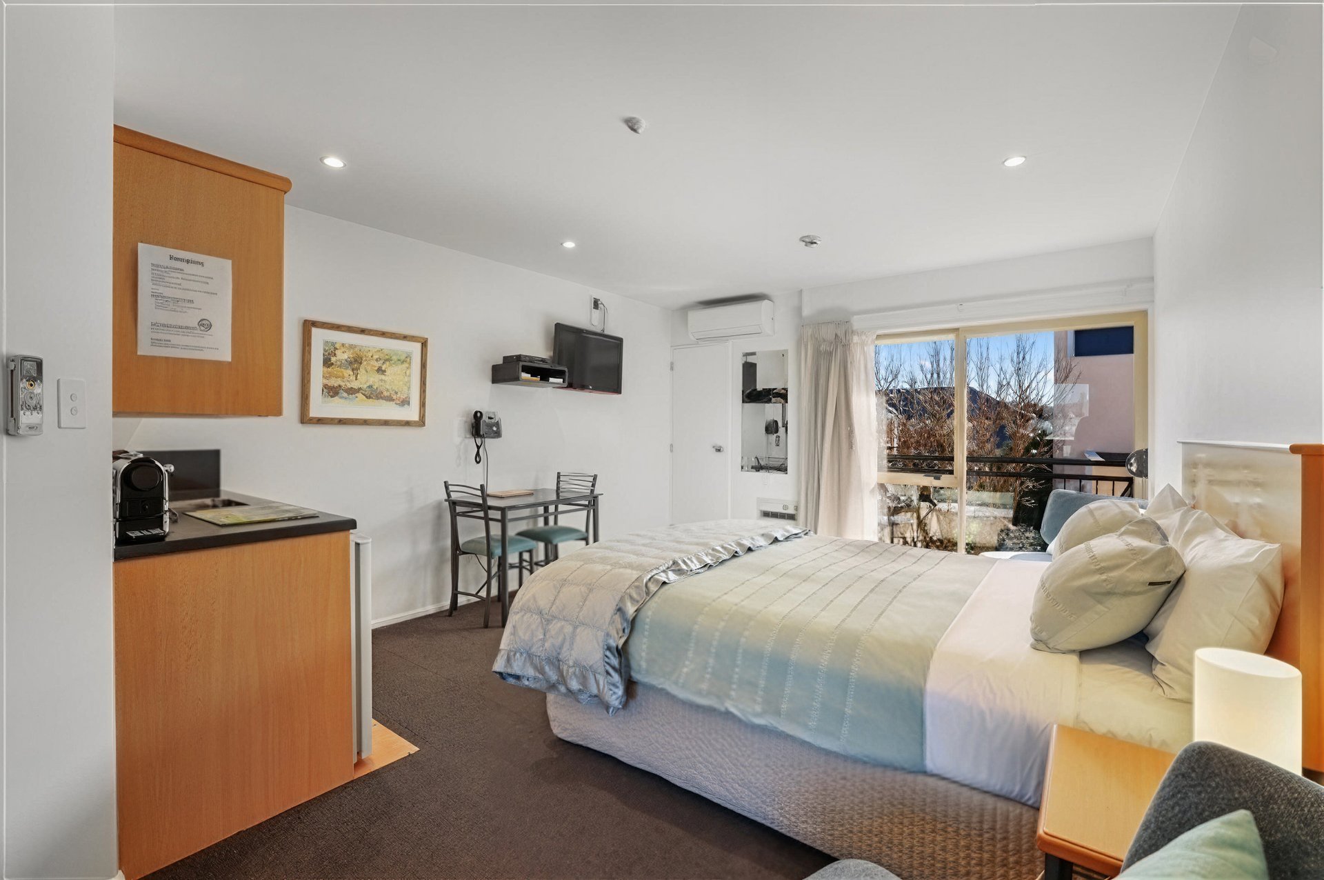 Deluxe Spa Suite at Lorenzo Motor Lodge