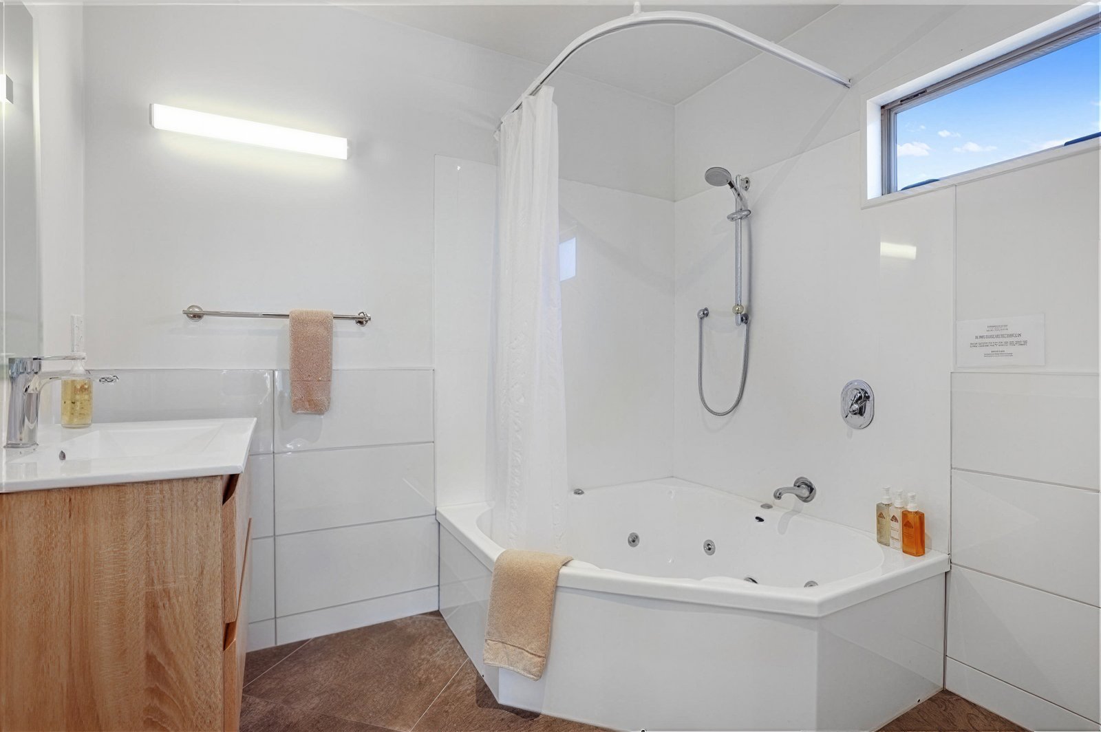 Deluxe Spa Suite, spa bath detail
