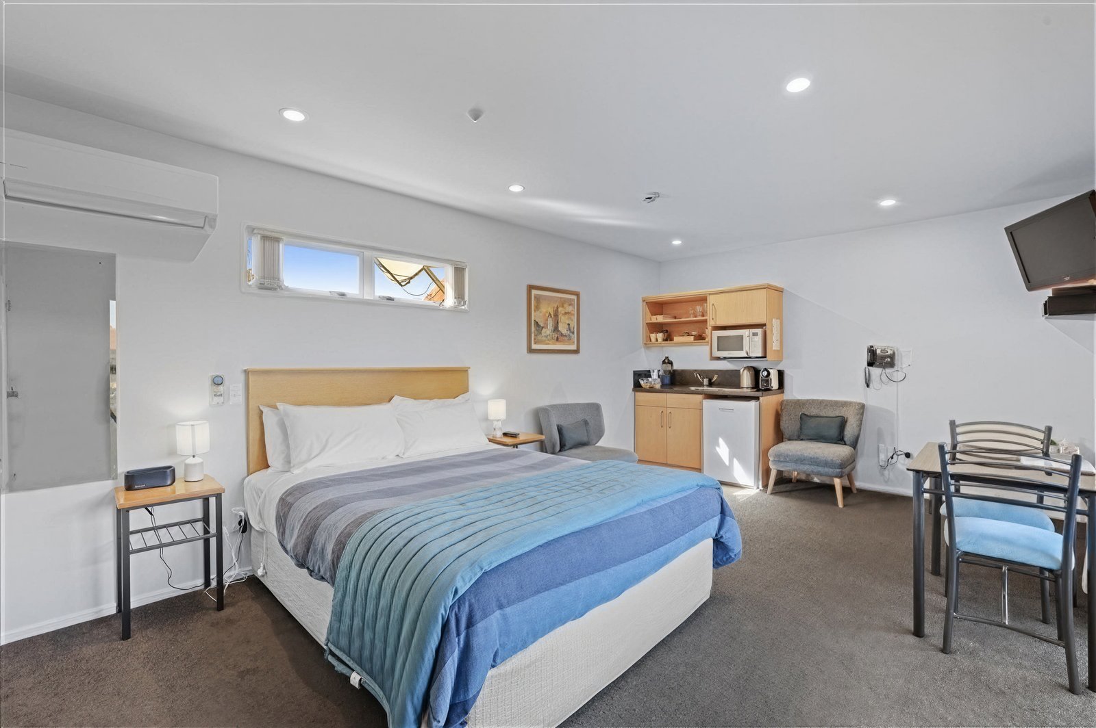 Queen Studio, queen bed and interior