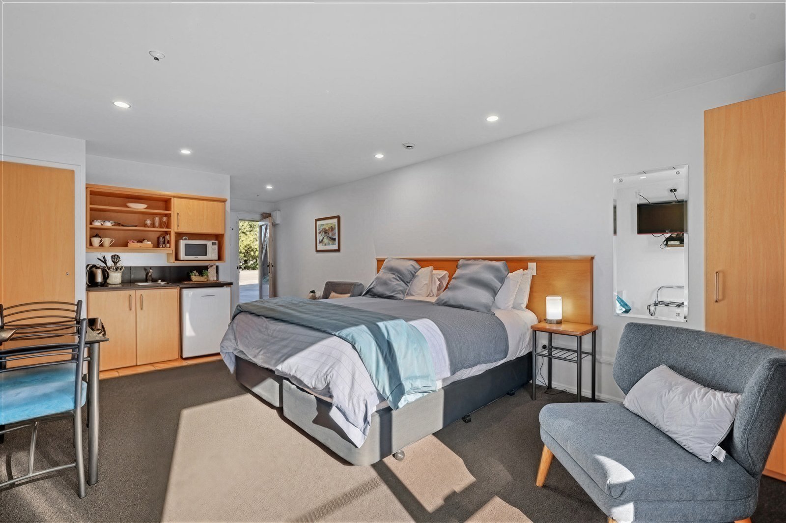 King/Twin Access Studio, king bed and lounge